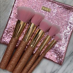 Set Of Brand New LE Tarte Brushes Plus Bag